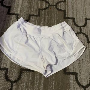 lululemon white hotty hot shorts 2.5 inch size 6